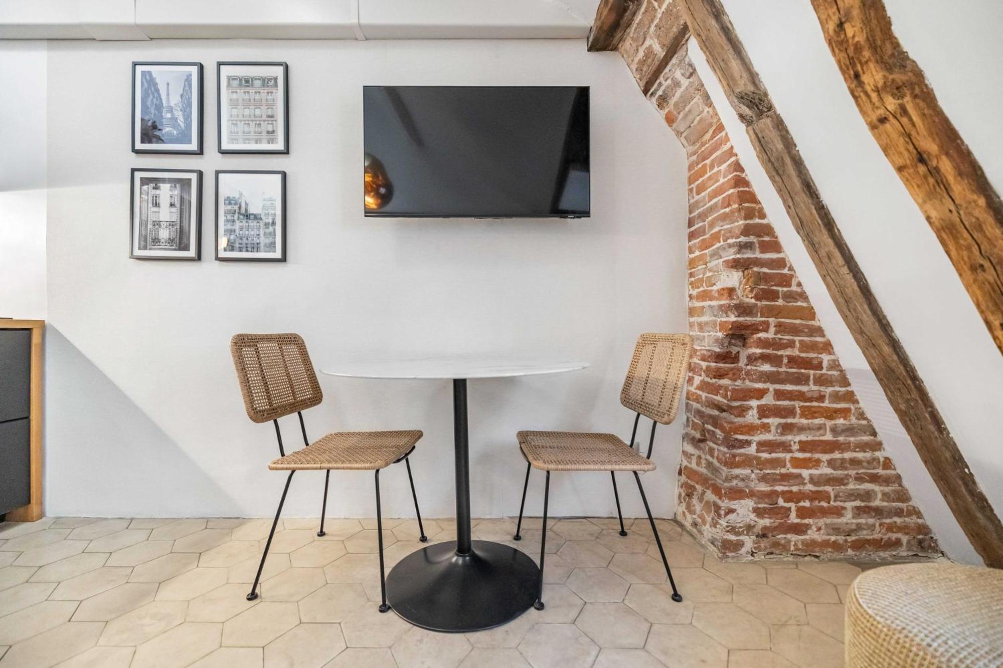 Ultra Historical Parisian Flat - Louvre Parijs